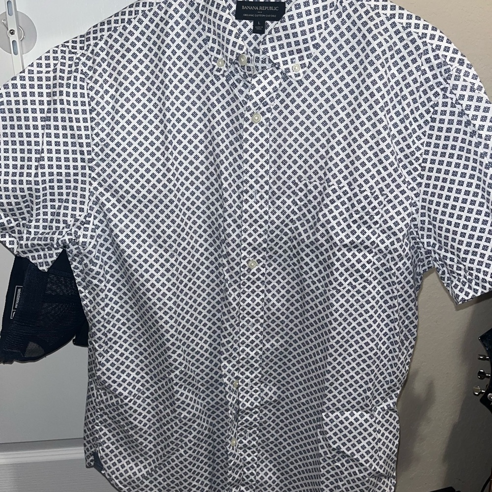 Banana Republic Men's Navy and White Patterned Shirt